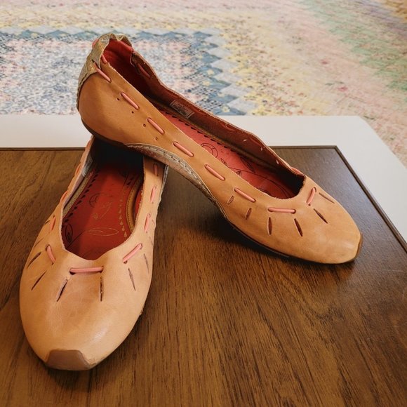 Tan Leather and Silver Snake Skin DKNY Flats. Sixe 8-M. EEUC. - Picture 5 of 14